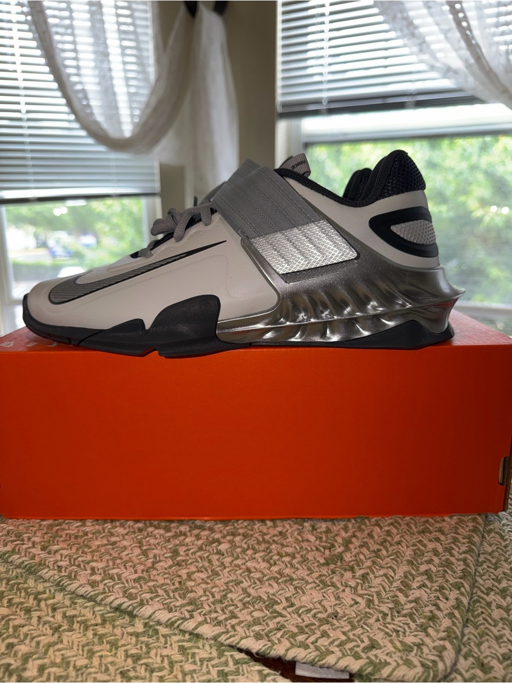 Nike Men's savaleos SE Training Sneakers size 7.5 new/box without lid!!